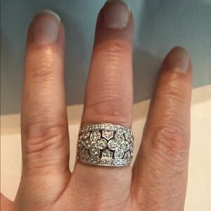 Elegant Silver Floral Ring